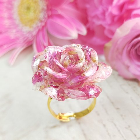 〜ピンクの薔薇の指輪〜　リング　シンプル　バラ　ばら　千日紅　花　フラワー　レジン　クリア　ドライフラワー　赤　レッド　ゴールド　花　金　ローズ　アンティーク　レトロ　かわいい