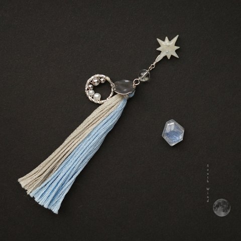 【星の水紋】と天然石とロングタッセル(Light gray×Sky blue)&レジンのイヤーカフ