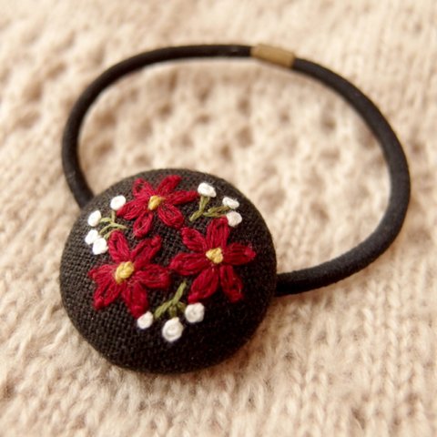 赤と白の花刺繍 くるみボタンヘアゴム