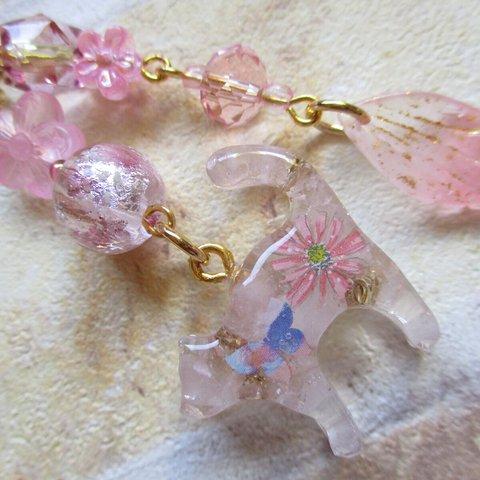 ◇1403再販 🌸ローズクォーツの花蝶猫と蓄光蛍ガラス　オルゴナイトのストラップ・バッグチャーム🐈🌸 