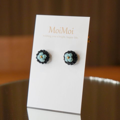 〚　ラメラメキラキラ　〛手刺繍お花ピアス～blue & black～　No.P28