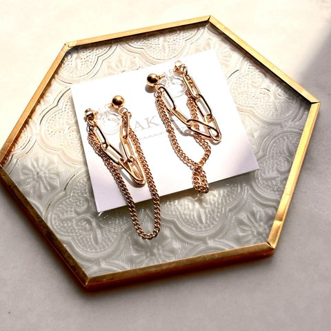 Double  chain  long   earrings ダブルチェーンロング樹脂イヤリング　　　樹脂ピアス金属アレルギーノンホールイヤリング痛くないお洒落上品ヴィンテージゴールド揺れる大ぶり