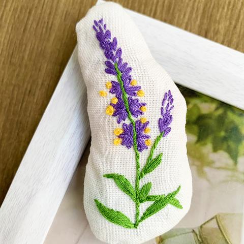 ハンドメイド　刺繍　ラベンダーのクッショブローチ