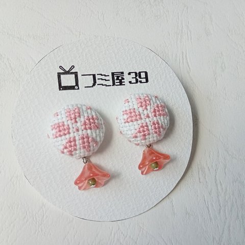 刺繍とチェコビーズのイヤリング