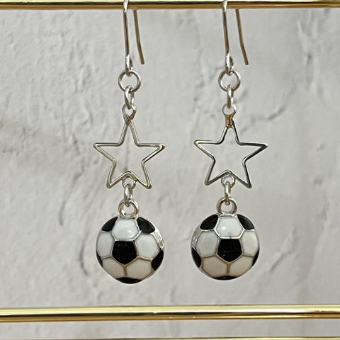 ⚽️サッカーボールと星のピアス⚽️ シルバー　　　　　　イヤリングに変更可！