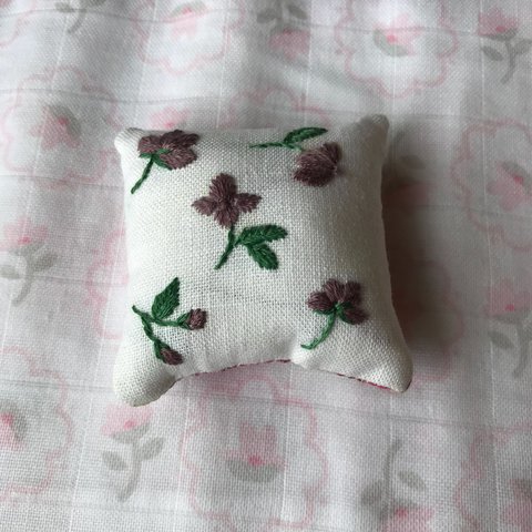 【手刺繍針山】  パープルフラワー スミレ