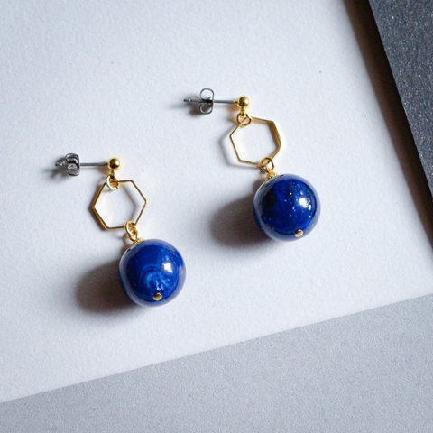 チタンポスト＋キャッチ//ブルーのアクリルビーズが揺れるジオメトリックピアス