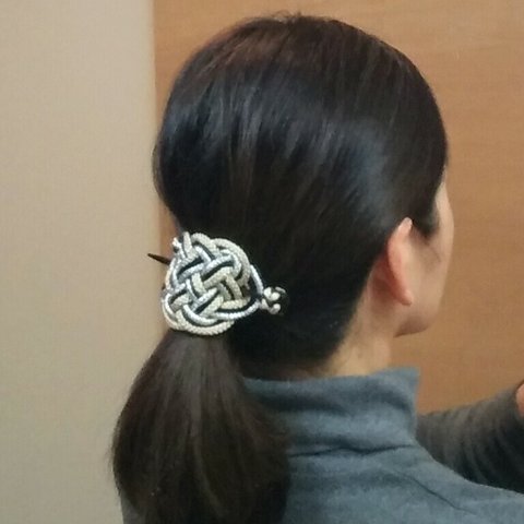 江戸打ち紐で作る飾り結びのヘアアクセサリーかんざしつき（ベージュ×黒×シルバー）