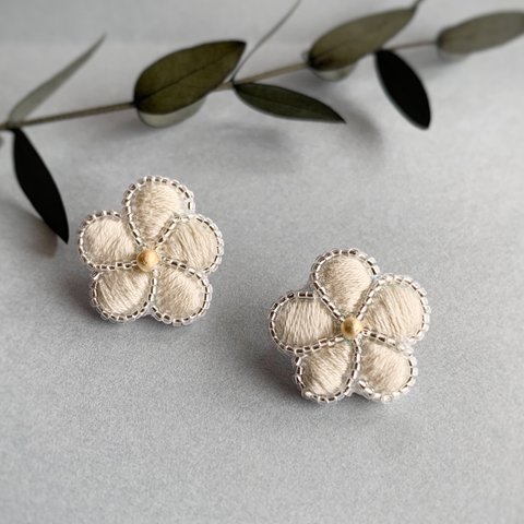 刺繍ピアス　刺繍イヤリング　【刺繍　ビーズ　お花　花　ベージュ】