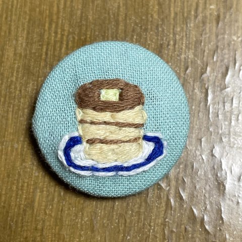 ホットケーキの刺繍くるみボタン