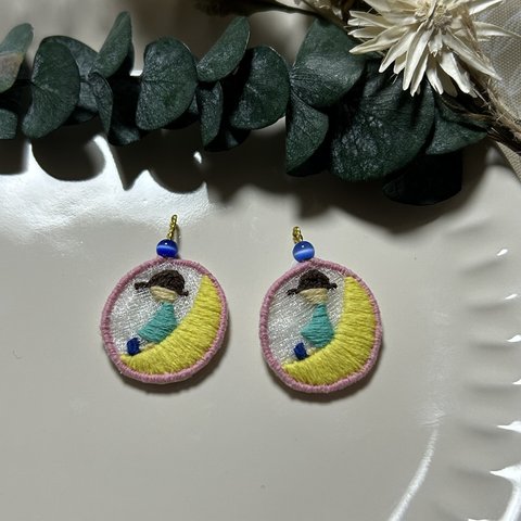 月と女の子*️⃣刺繍アクセサリー