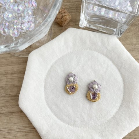 小さなお花の刺繍イヤリング／ピアス　ラベンダーパープル×イエロー　