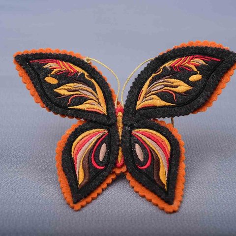 Retro-style butterfly embroidery brooch charm, black and orange レトロ風蝶々の刺繍ブローチチャーム　黒xオレンジ
