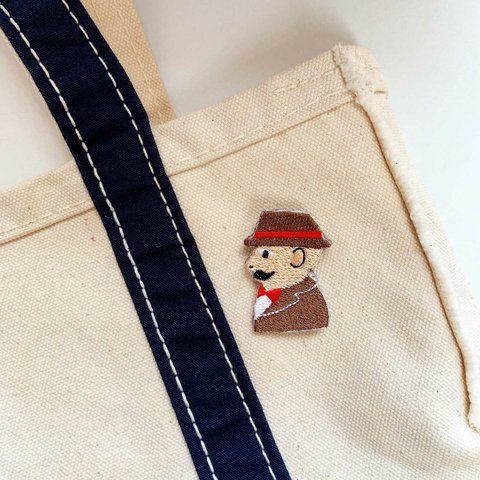 カジュアルブラウンでコーディネートした紳士の刺繍ブローチ　バッジ