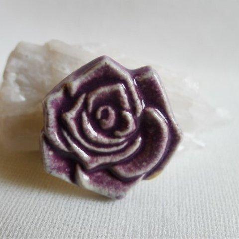 紫バラのブローチ（25㎜）