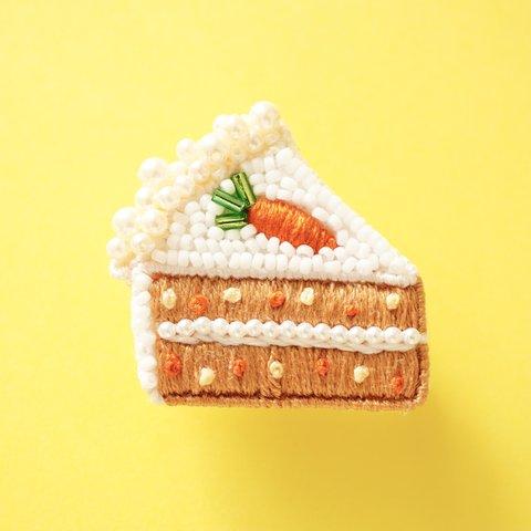 【受注制作】ビーズ刺繍キャロットケーキのブローチ　にんじんケーキ