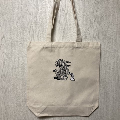 龍を描くうさぎの刺繍入りトートバッグ