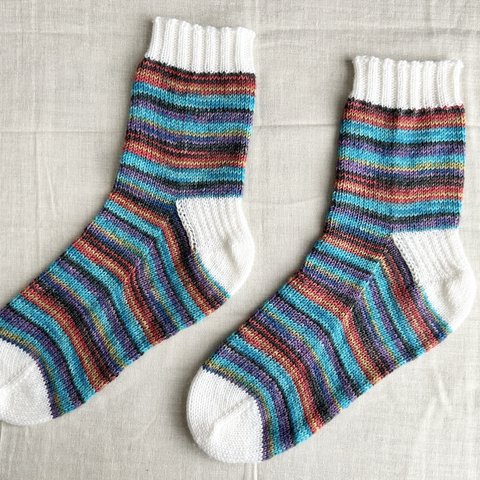 opal毛糸の手編みの靴下