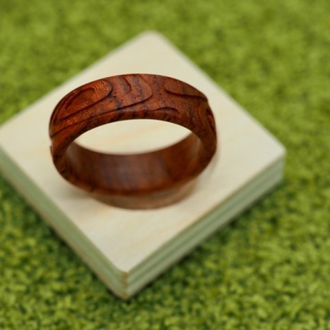  木の指輪  ケース付き　(ウッドリング)  渦巻柄　刻印入り　花梨材