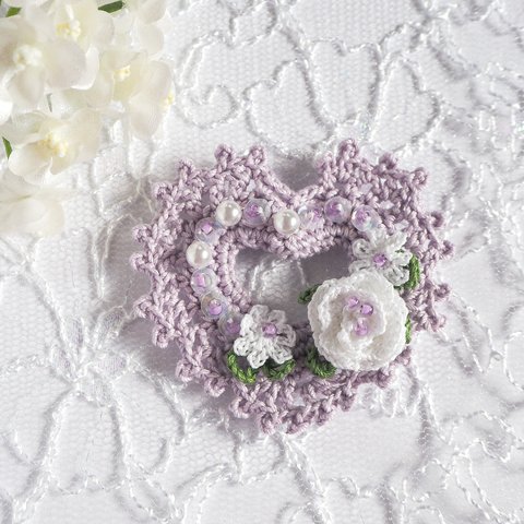 かぎ針編み 白いバラとハートのブローチ(ホワイト紫)