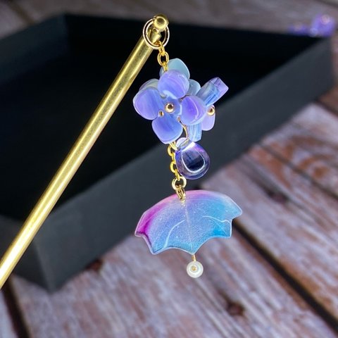 梅雨に紫陽花と傘のかんざし