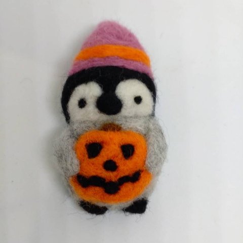 ハロウィン 魔法使いとかぼちゃペンギンブローチ