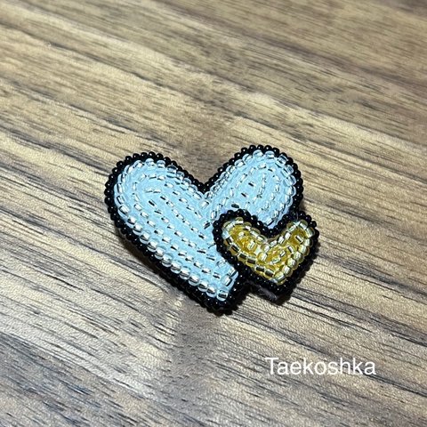 ダブルハートのブローチ　シルバー✖️ゴールド　ビーズ刺繍