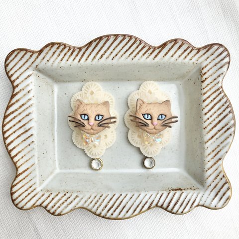 シュールな猫のアクセサリー　茶猫　ピアス　イヤリング　ブローチ　　昭和レトロ　レトロ　レトロポップ　ファンシー　大ぶり　