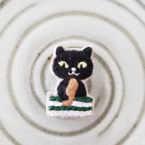 黒猫とフランスパン刺繍ブローチ【受注制作】