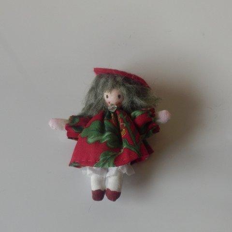 クリスマスプリントのドレスを着た人形ブローチ