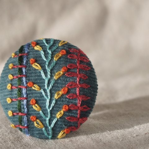 刺繍ブローチ☆ サンプラー くるみボタンブローチ ヘアゴム  に変更可