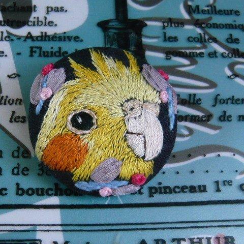 刺繍　オカメインコ　ブローチ　くるみボタン　鳥