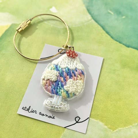 【彩雲の虹色クリームソーダ】刺繍とビーズのバッグチャーム　受注制作