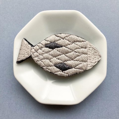 銀の魚の刺繍ブローチ