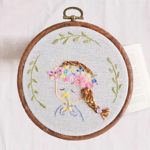 刺繍フレ―ム🌷花かんむりの少女