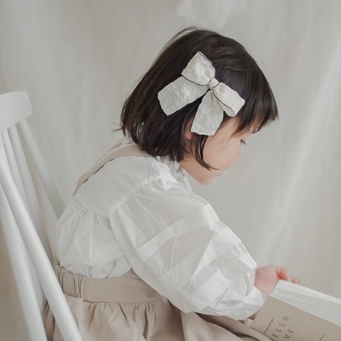 ヘアクリップ【emboss flower series】キッズ　ベビー　ヘアクリップ　リボンクリップ　キッズヘアアクセサリー　花柄　エンボス素材　リボン　バースデー　姉妹お揃い可能アイテム