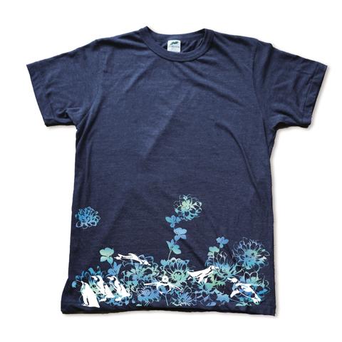 花畑で泳ぐペンギンの手刷りやわらか紺Tシャツ