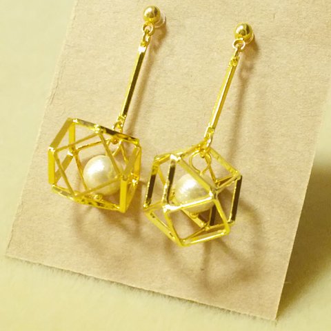 【sale】コットンパールピアス＊geometric cube＋bar＊【樹脂ピアス】