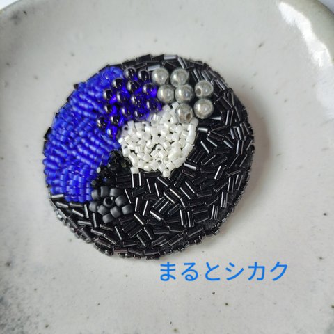 ブローチ 【ブルーブラック　ラージサークル】ビーズ 刺繍