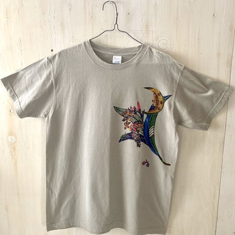  【送料無料】メンズTシャツMサイズ/手染め紅型の月と月桃のTシャツ/ベージュグレー