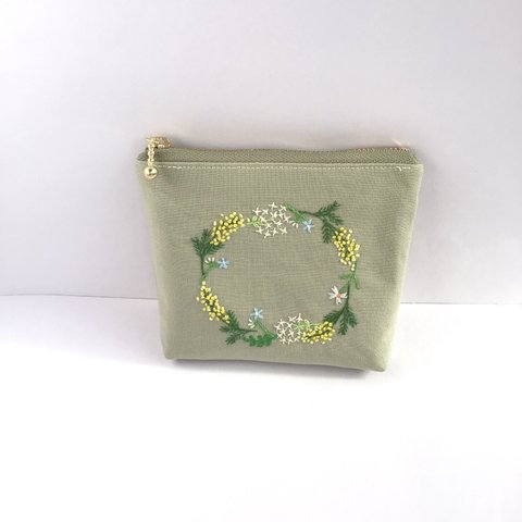 花の刺繍のミニポーチ