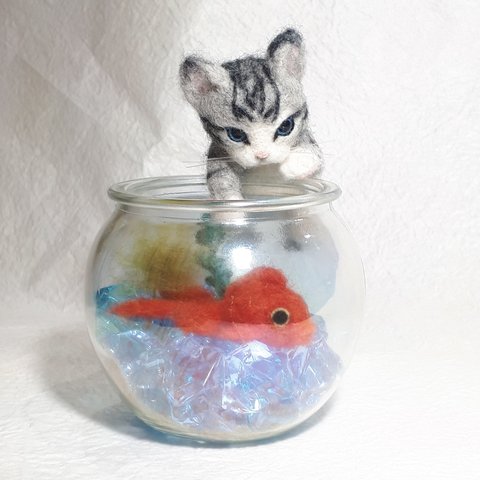 【受注作成】羊毛フェルトの金魚鉢を覗く猫ちゃん