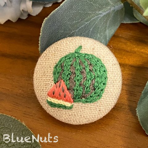 〖スイカ〗 刺繍のくるみボタン ブローチ🍉