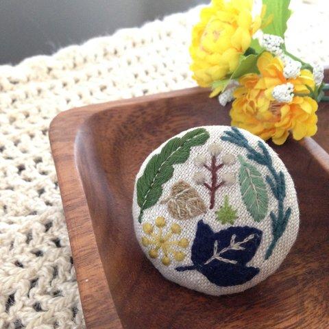 刺繍ブローチ『いろいろ葉っぱ』　　グリーン系（白い実）