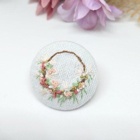 手刺繍のブローチ