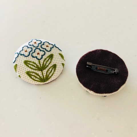 刺繍ブローチ／／青い花