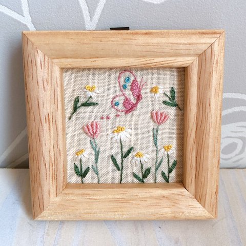 新作🦋蝶とお花2022🌷刺繍フレーム　お花の刺繍 インテリア雑貨 壁飾りハンドメイド