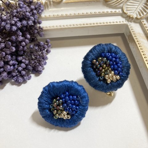 ネイビーブルー　サークル　刺繍  イヤリング／ピアス