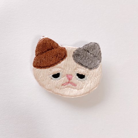 リラックス猫ちゃんの刺繍ブローチ