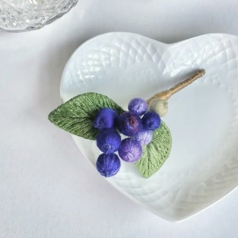 【受注】立体刺繍 ブルーベリー blueberry ブローチ 